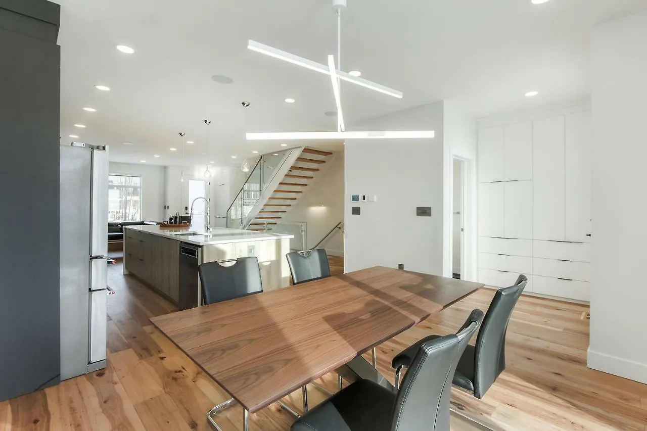 Dom wakacyjny New Luxury Townhome Edmonton