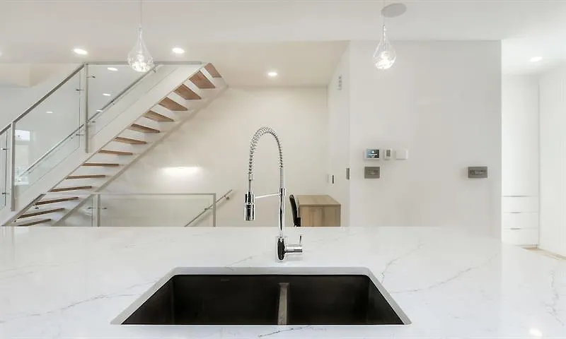 펜션 New Luxury Townhome 에드먼턴