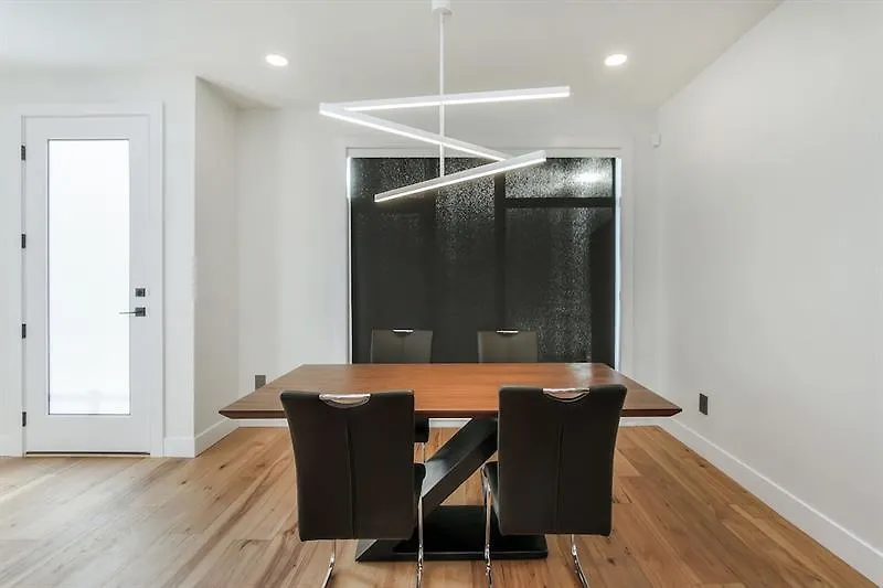 펜션 New Luxury Townhome 에드먼턴