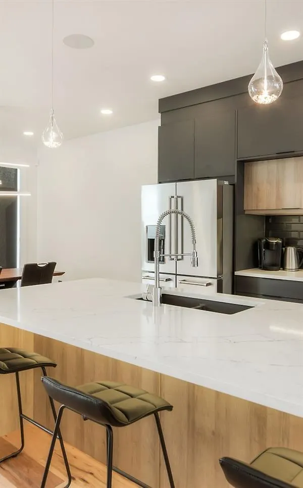 New Luxury Townhome 에드먼턴 펜션