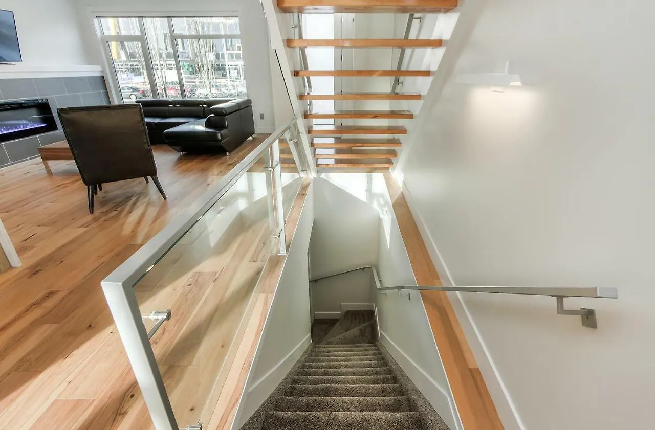 펜션 New Luxury Townhome 에드먼턴