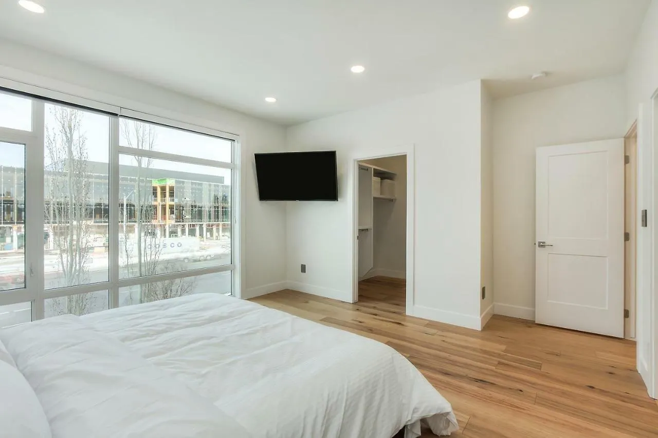New Luxury Townhome 에드먼턴 0*,